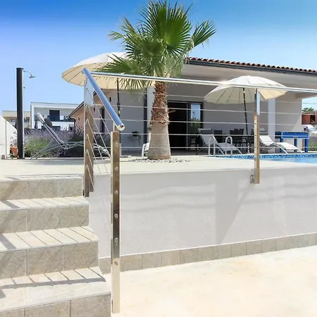 Mit Privatpool Fuer 8 Personen Ca 170 Qm In Pula, Istrien Istrische Riviera * Pula
