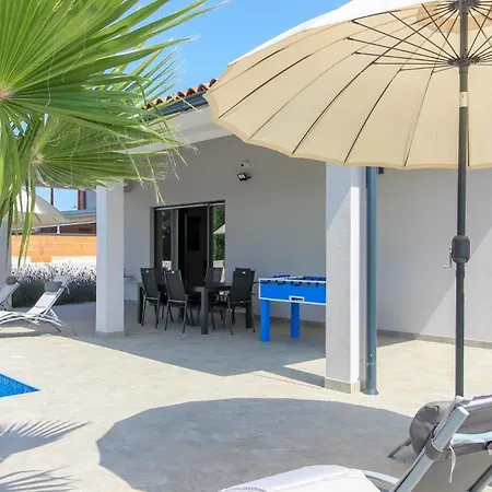 Mit Privatpool Fuer 8 Personen Ca 170 Qm In Pula, Istrien Istrische Riviera Holiday home Pula