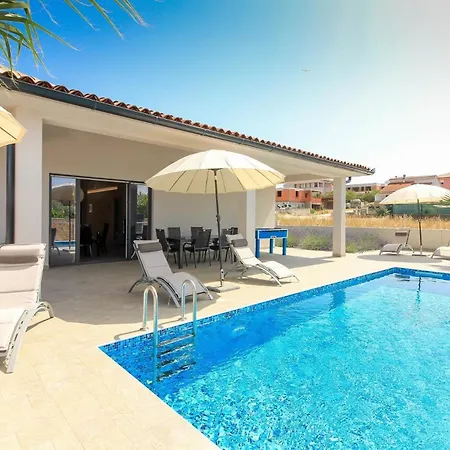 Mit Privatpool Fuer 8 Personen Ca 170 Qm In Pula, Istrien Istrische Riviera Holiday home Pula