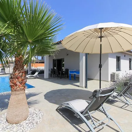 Mit Privatpool Fuer 8 Personen Ca 170 Qm In Pula, Istrien Istrische Riviera *